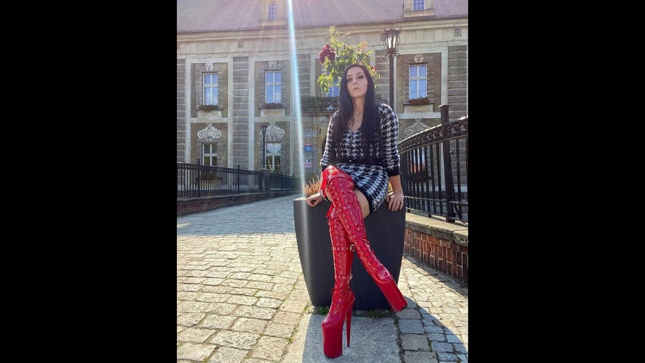 Повседневный стиль и нарядная одежда: блестящие кожаные сапоги на высоком каблуке, сапоги, компле...