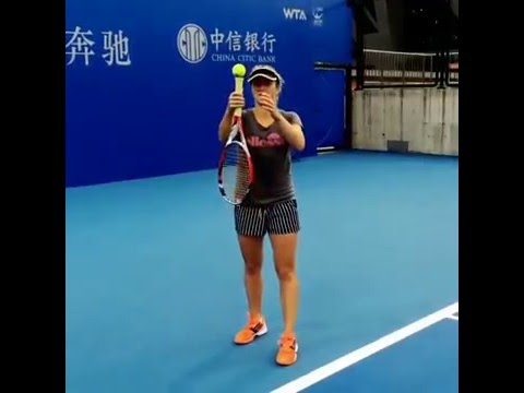 Elina Svitolina doet een tennis trick (2015)