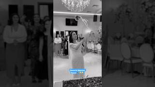 Невеста бросает букет 💐 The bride throws the bouquet