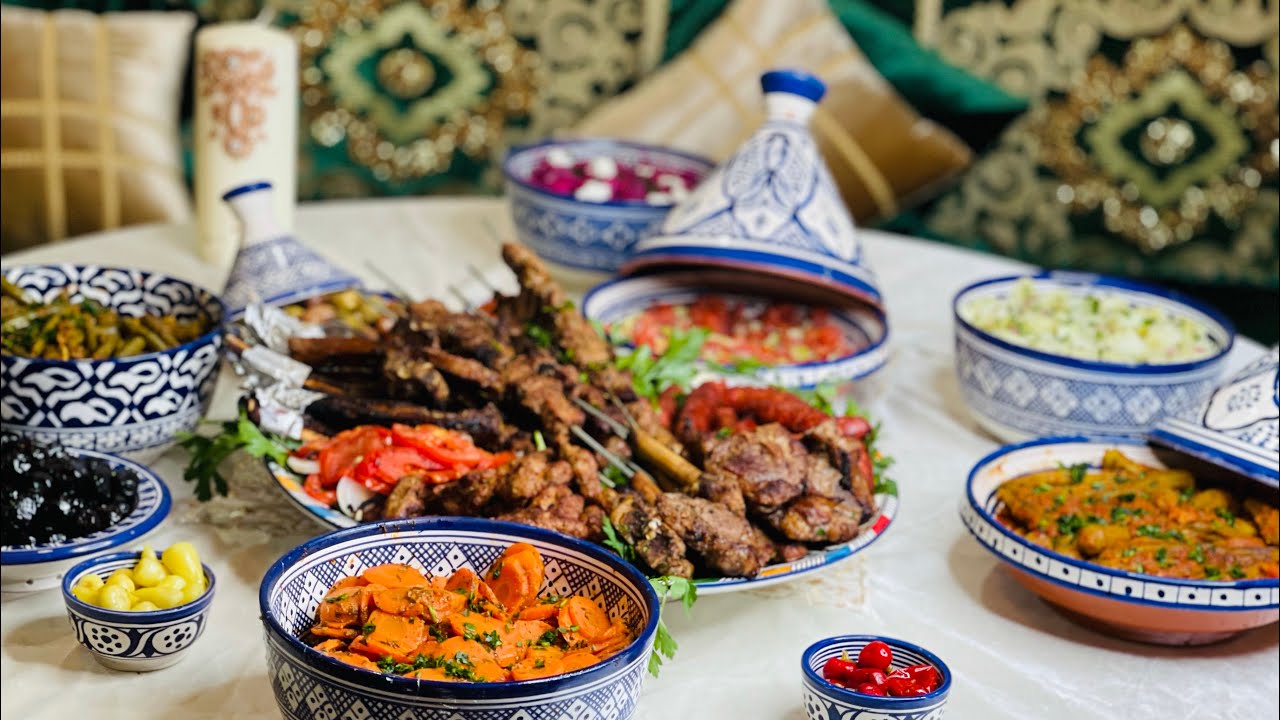 مقبلات مغربية الملوخية ،خيزو مشرمل ،لوبيا ومجموعة من السلطات  التقليدية لتزيين الطاولة