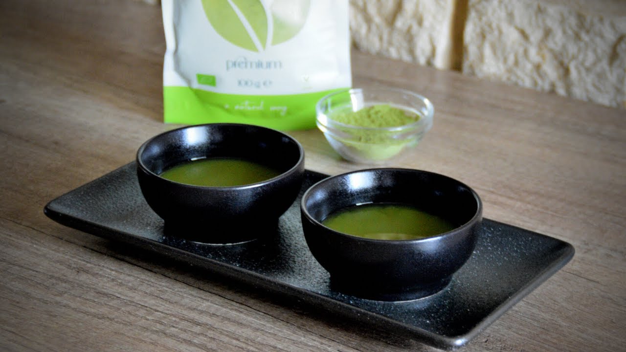 Frusta di bambù per preparare il tè matcha polvere di tè verde matcha in  una ciotola