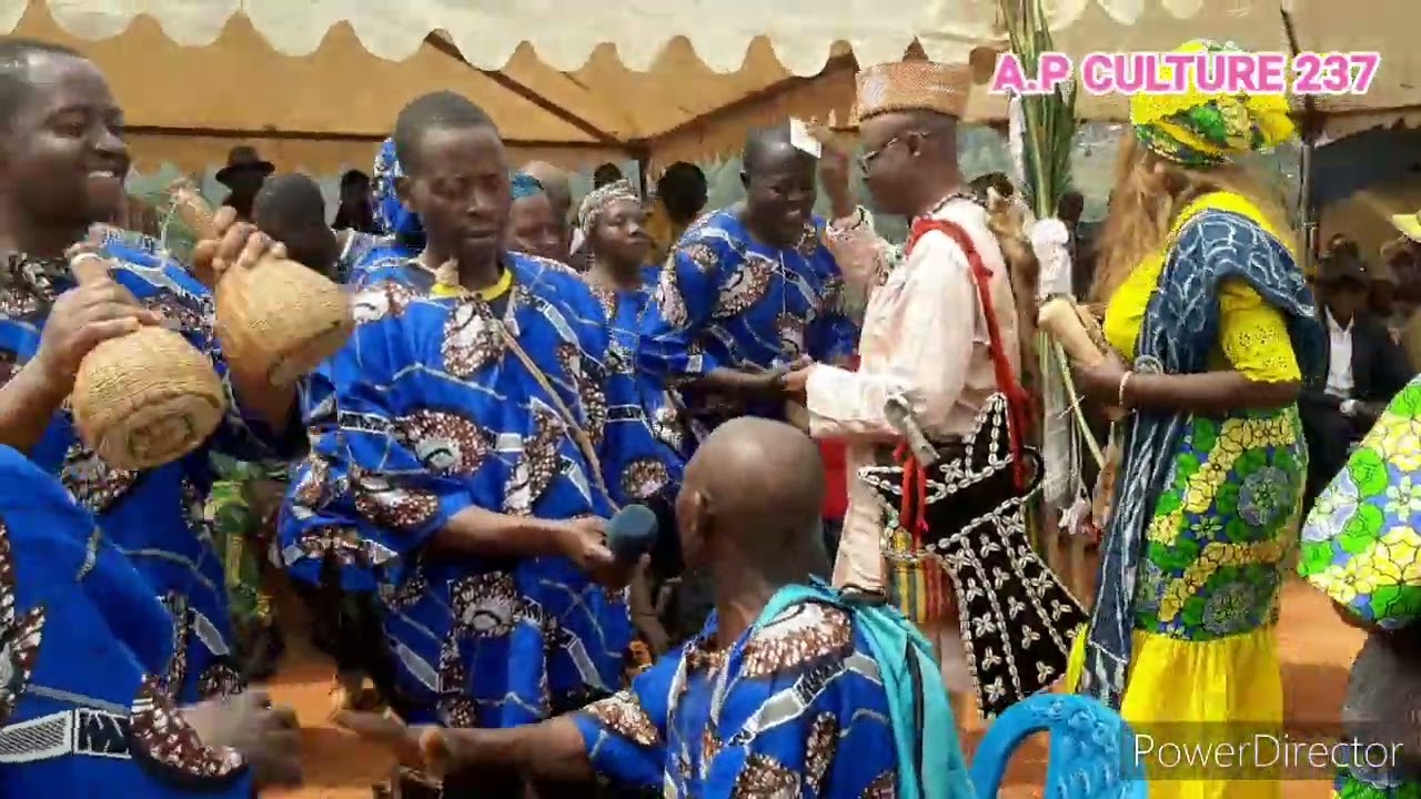COUR ROYALE BAZOU: DANSE TRADITIONNELLE BAMILEKÉ, COUR ROYALE BAZOU DANS LE NDÉ À L'OUEST DU 237