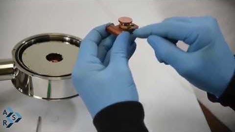 Installing Sample Holder on DMX/GMX-20-OM | Advanced Research Systems