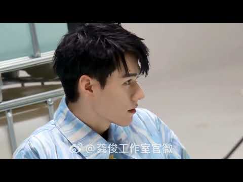 【龚俊】工作室 11/10/23 视频！俊俊vogue plus 杂志拍摄花絮。这张脸真的有童真。#龚俊 #浪浪钉