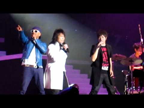 五月天、伍佰、張震嶽「凡人歌」@ Rock 30 滾石三十新加坡演唱會 22012011