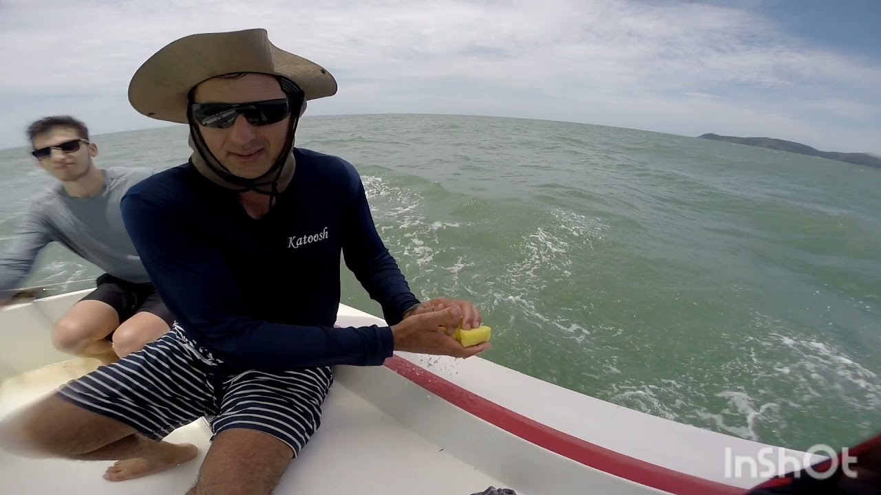 Atravessando a Barra de Cananeia em um veleiro 19 PES