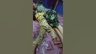 Udah gede Masih ngempeng nenen emaknya!!