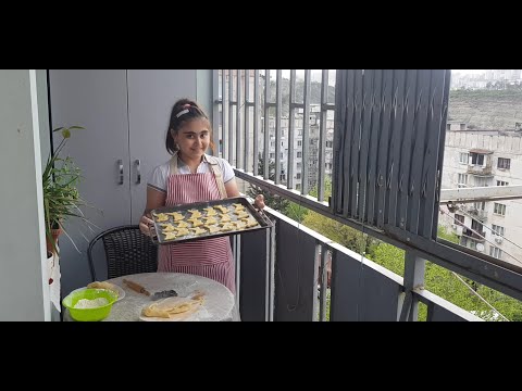 ელენე აცხობს კურდღელ ორცხობილებს.