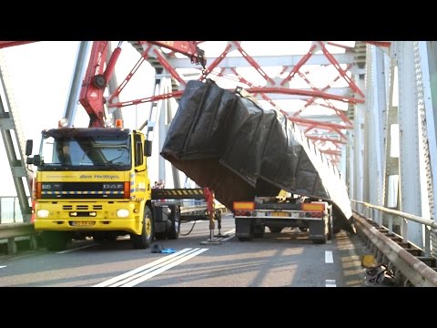 Vrachtwagen rijdt zich