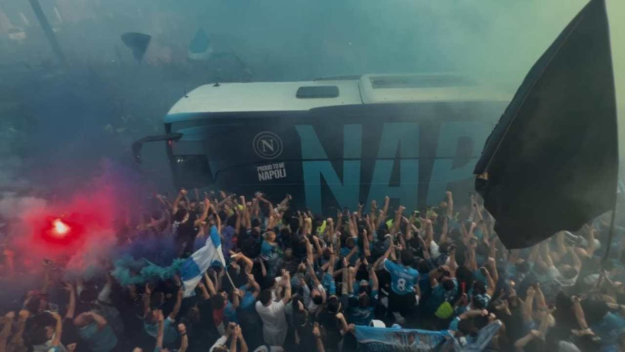 Arrivo pullman SSC Napoli 🚌💙 INGRESSO GLORIOSO allo Stadio Maradona!