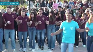 Μια πολύχρωμη πλατεία που χόρευε