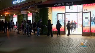 Last-Minute Holiday Shoppers Scrambling To Get Final Christmas Gifts