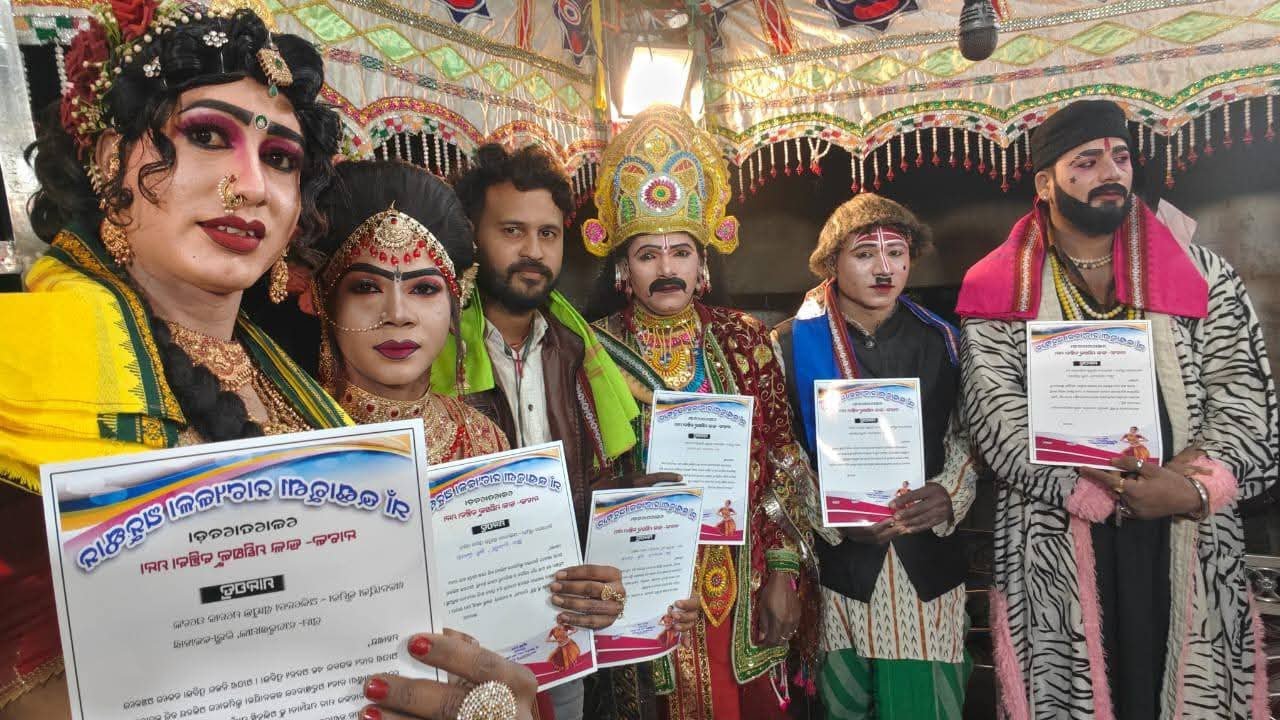 କୋଦୋବେଡା ନାଟକ ର ସମସ୍ତ କଲାକାର କୁ ସମ୍ମାନିତ କଲେ କୋଦୋବେଡା ଗ୍ରାମ ରେ ରେ=7327896003