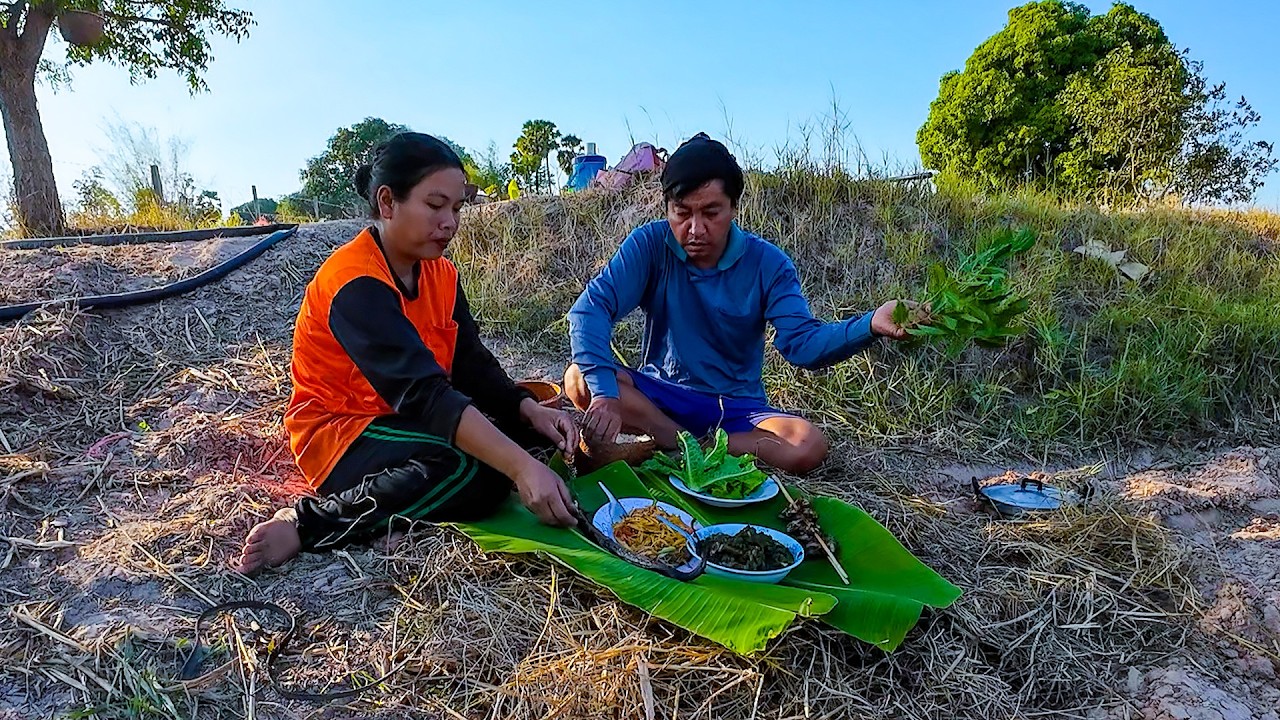 เมนูเด็ดๆ แกงไข่ผำใส่หมูสามชั้น แกล้มตำบักหุ่งแซ่บๆ