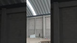 Construyendo bodega con arcotecho