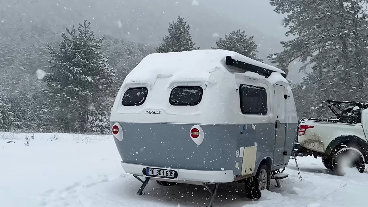 ЛАГЕРЬ В ЗАМЕРЗШИХ КАПСУЛЬАХ В СИЛЬНОМ СНЕГУ