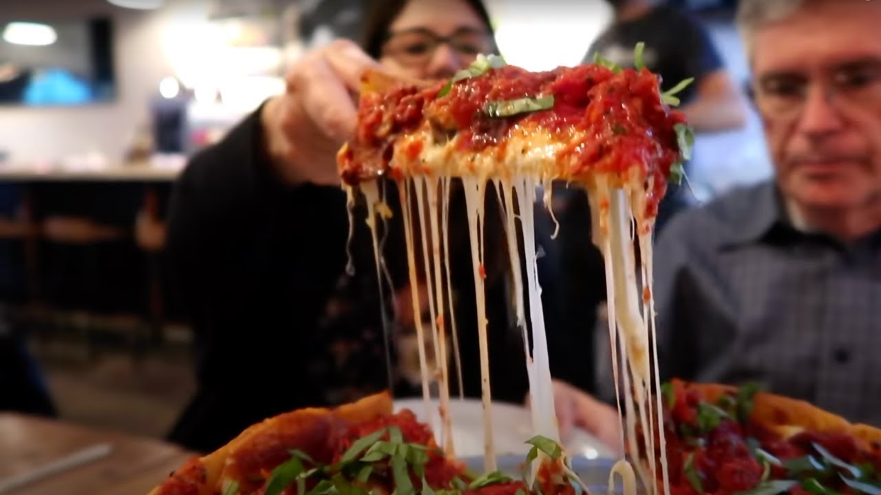 Едим корейскую выпечку, Jollibee, чикагскую пиццу с дип-дишем с мамой и папой