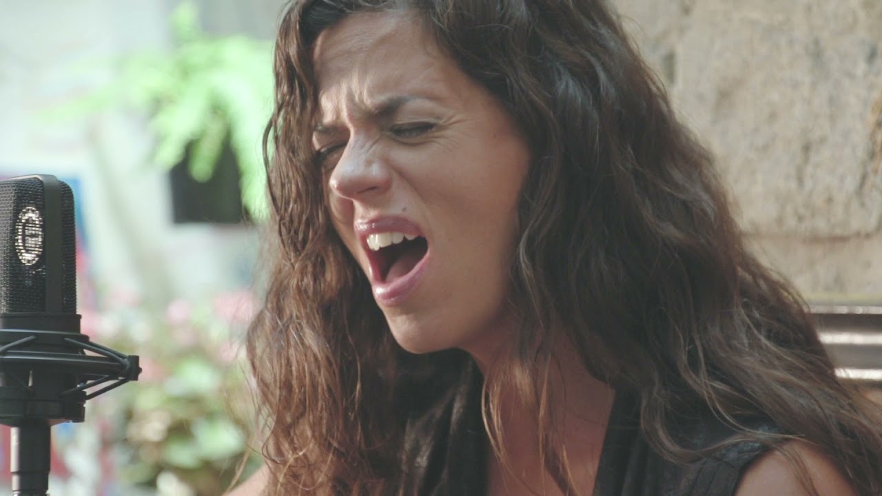 MAIA CASTRO Detrás del miedo (versión)