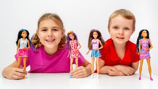 Cinq enfants jouant avec des poupées Barbie