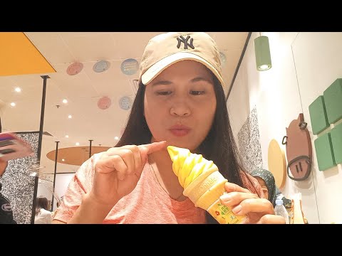 LABAS MUNA MAGLAKAD AT BIBILI TINAPAY AT KAKAIN NG ICE CREAM SA MCDO WITH KUMAREEEE