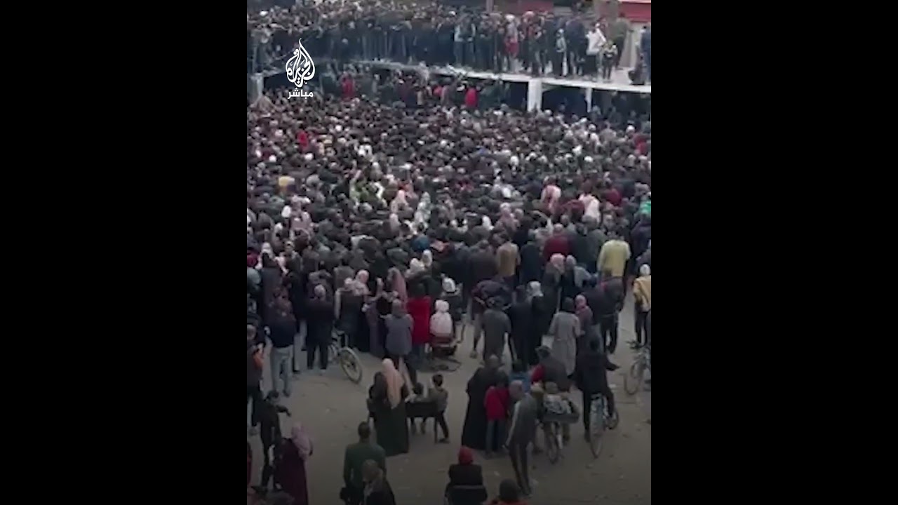 فلسطينيون يحتشدون للحصول على المساعدات التي وصلت شمالي قطاع غزة لأول مرة منذ أشهر