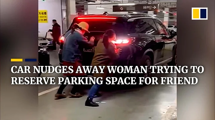 Car nudges away woman trying to reserve parking space for friend in China - DayDayNews