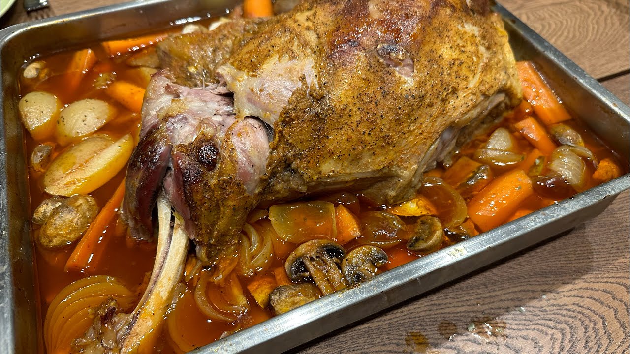 كتف خاروف مشوي بالفرن مع الخضار المشوية والسوس المميز بانجح طريقة (جيكو)