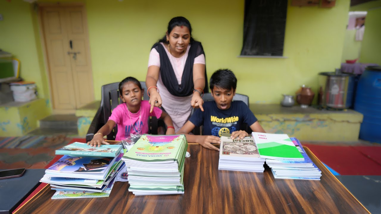 School Books எல்லாம் வாங்கியாச்சு !! 9th STD விட 4th STD க்கு books எவ்ளோ அதிகமா இருக்கு !!!