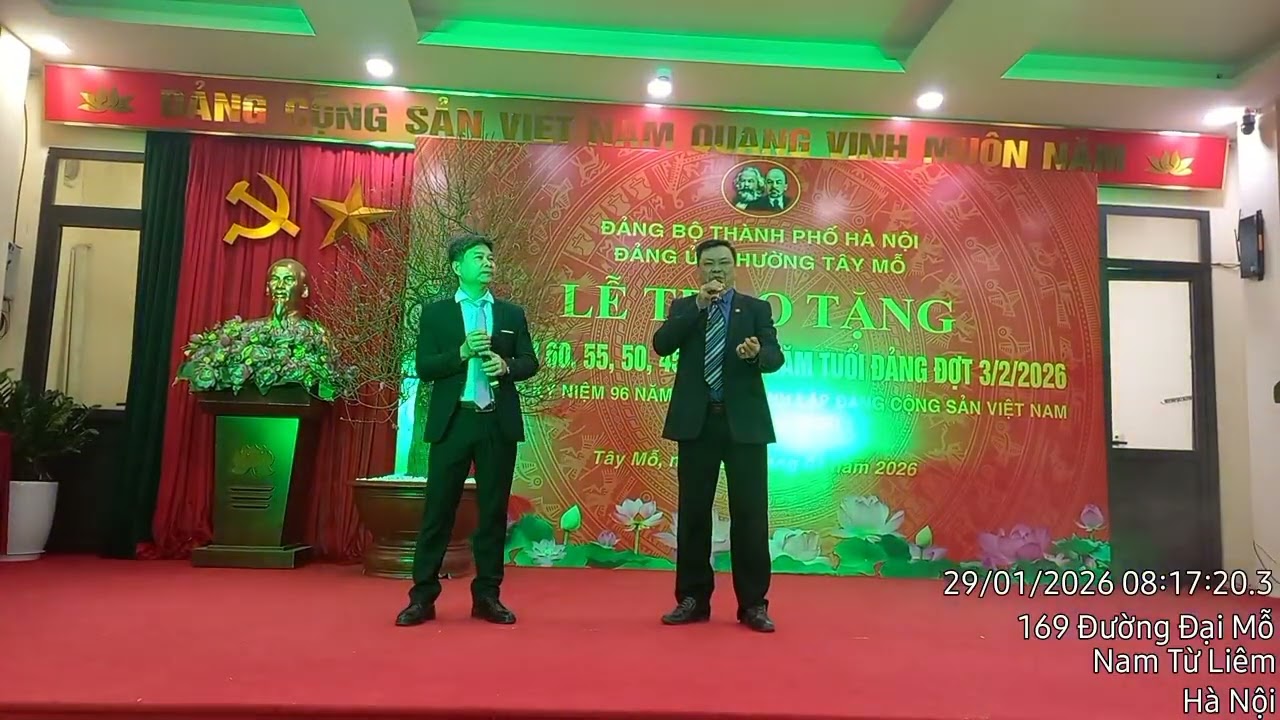 LỄ TRAO TẶNG HUY HIỆU ĐẢNG . P TÂY MỖ.