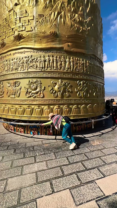 Can you move this gigantic bell in China Shangri-la? #gigantic #shangrila