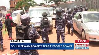 Poliisi erwanaganye n'aba People Power.