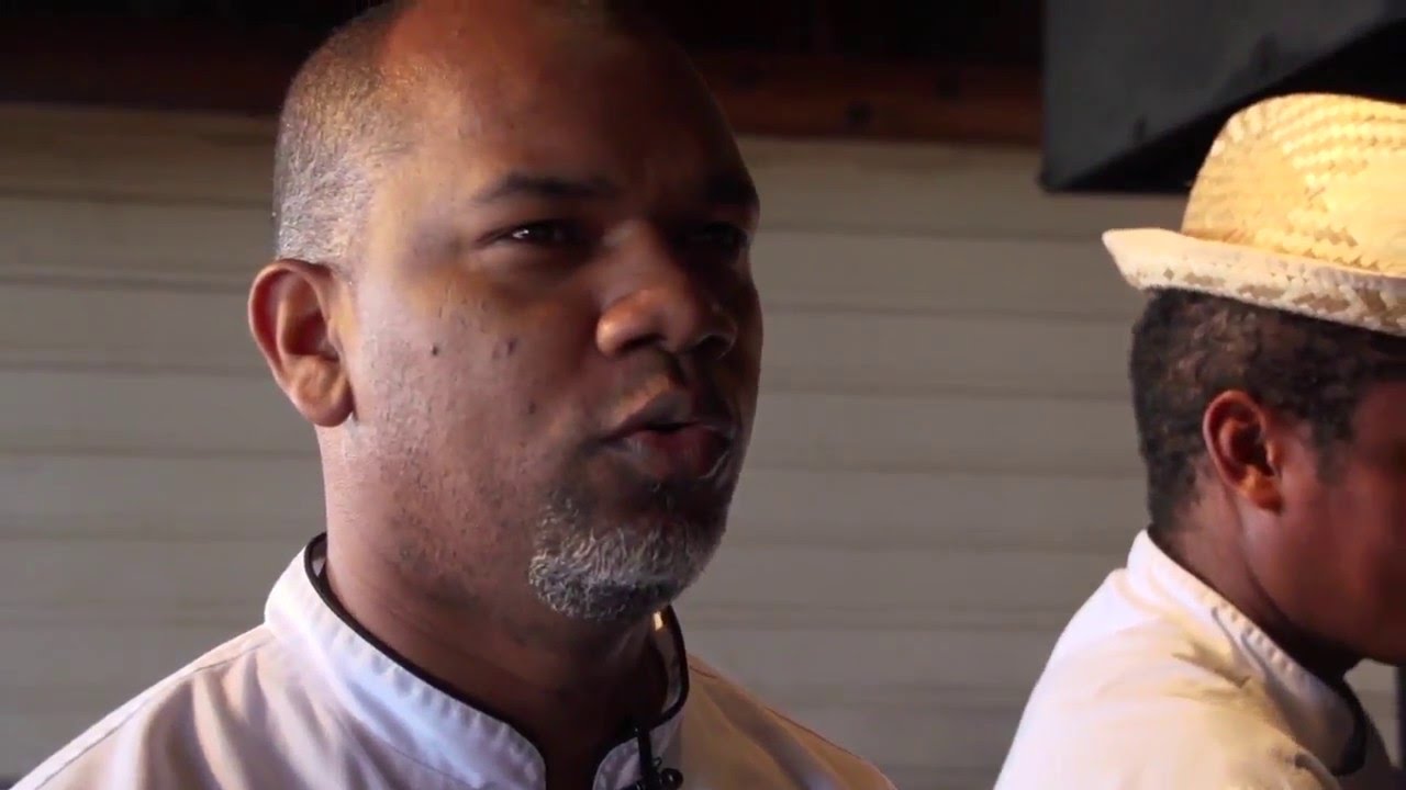 Découvrir la cuisine locale avec Island Kitchen - YouTube