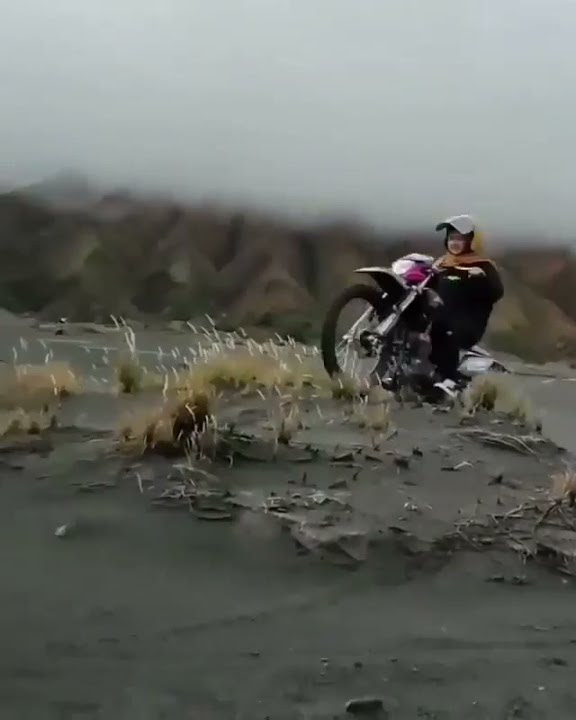 Cewek naik KLX jumping.. kerenn...