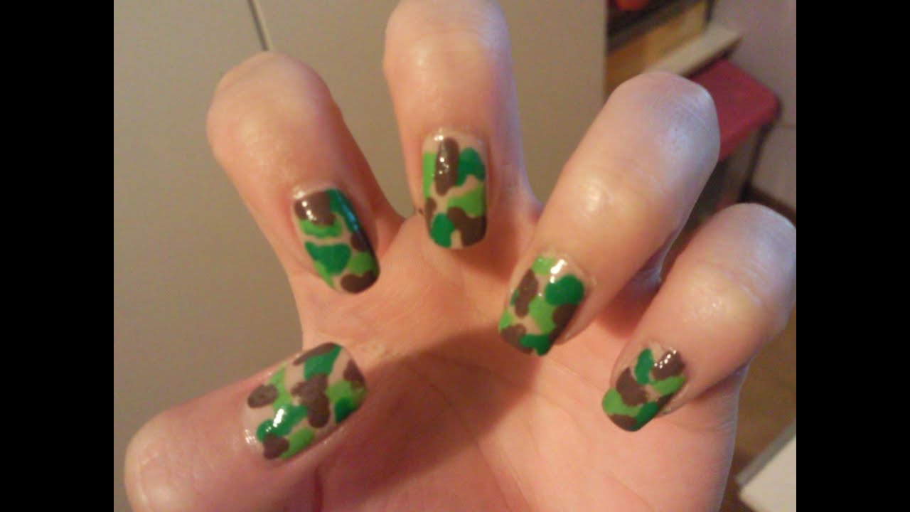 nail art verde militare