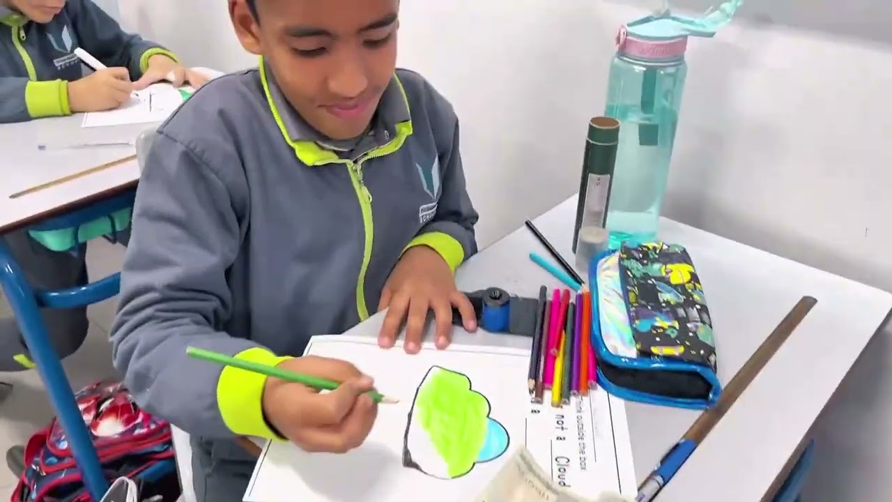 في جو من الابداع والتفكير خارج الصندوق تعلم أطفالا اليوم كيفية تحويل رسمة بسيطة الي شيء مبدع وخيالي