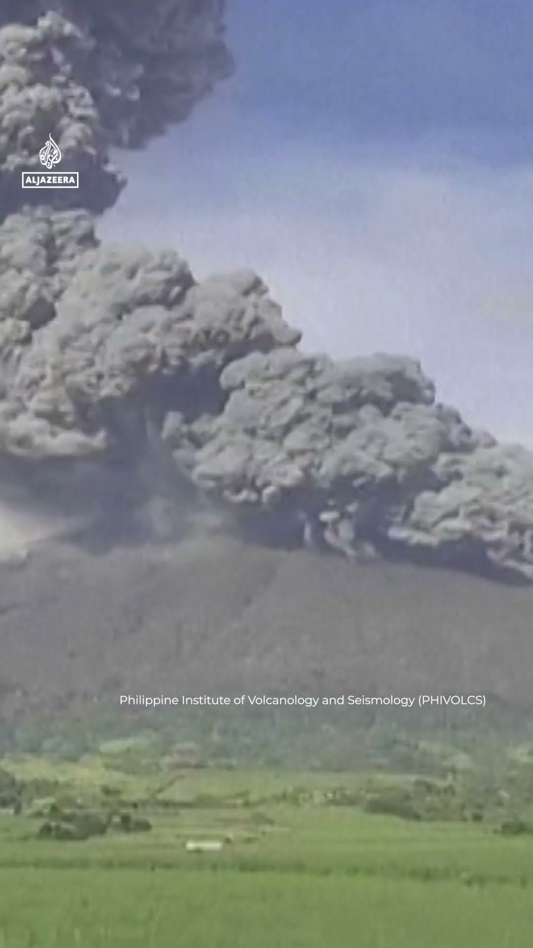 Video captures ‘explosive eruption’ of Philippine volcano | AJ #shorts