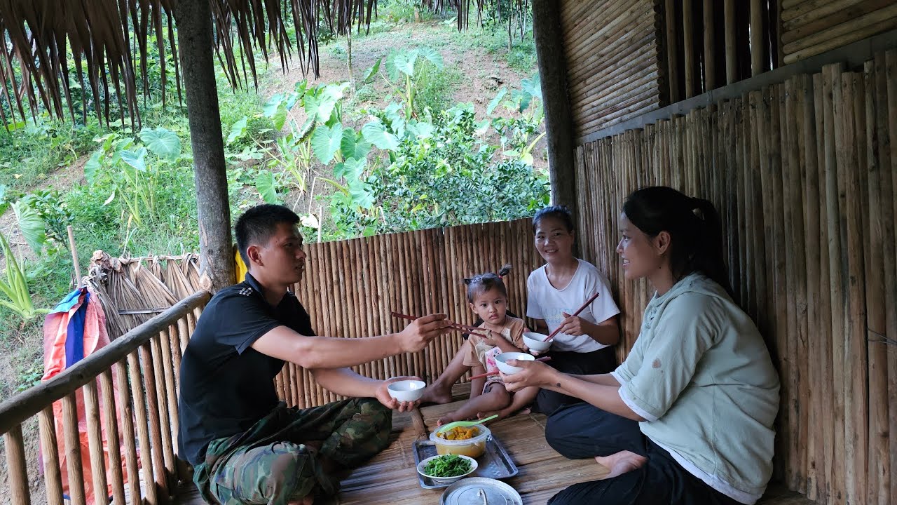 Nghiaさんと妹のおかげで、Tieu Yenさんは初めて家族会のメンバーが集まる食事会に参加しました。