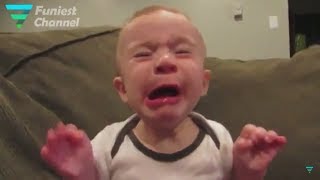 Ekspresi BAYI Makan LEMON