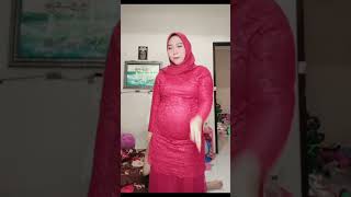 Bumil Modis Dengan Hijab Dan Busana Ketat