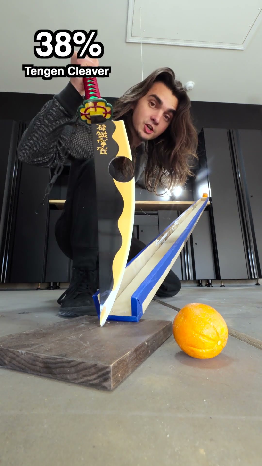 Different levels of sharpness slicing into an orange