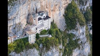 Святилище Богоматери Короны – старинная итальянская церковь, построенная в скалах над обрывом Святилище Богоматери Короны – старинная итальянская церковь, построенная в скалах над обрывом