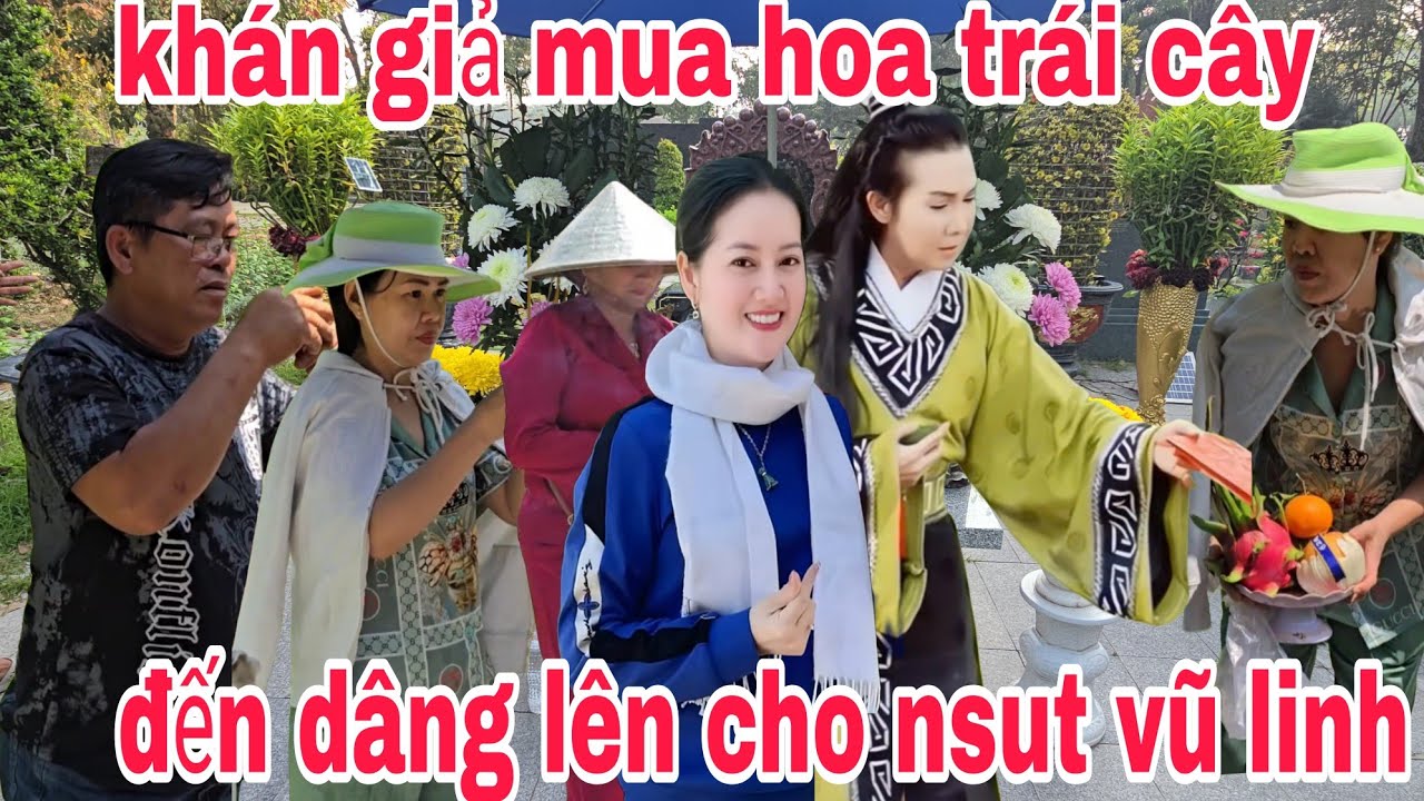 Khán giả mua hoa trái cây đến thấp hương dâng lên cho nsut vũ linh tuyệt vời 