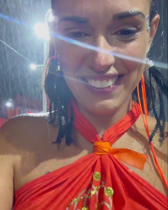 Livia Nepomuceno molhadinha