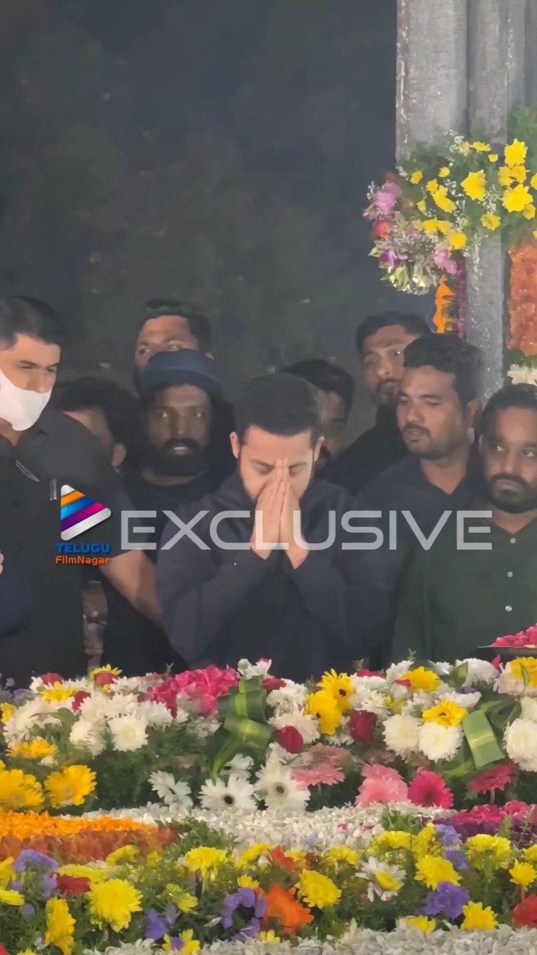 తాత #NTRamaRao గారికి తలవంచి నివాళులు అర్పించిన #JrNTR, #KalyanRam | #RememberingNTR | #SrNTR | TFN