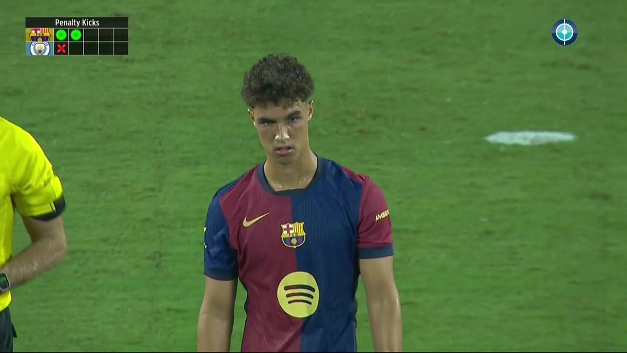 اللاعب العراقي نوح درويش يسجل في ركلات الترجيح في مباراة ودية قبل الموسم ضد مانشستر سيتي