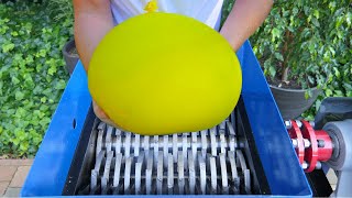 orbeezで満たされた巨大な風船をカットします