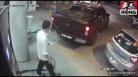 Anh nhân viên bán xăng quá ngầu :)))