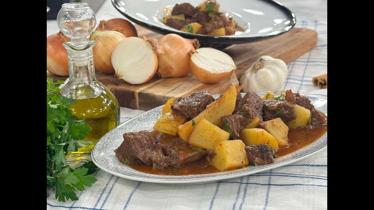 Παραδοσιακό μοσχαράκι γιαχνί με πατάτες και ντομάτα για τα οικογενειακά τραπέζια!✨