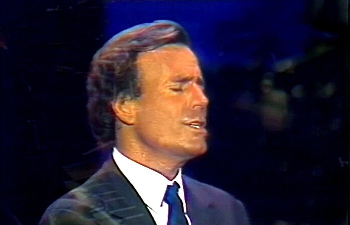 Песню хулио натали. Хулио Иглесиас Abrazame. Julio Iglesias Nathalie. Хулио Иглесиас Александровский сад. Хулио Иглесиас фото в молодости.