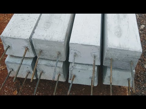 Vídeo: Como você anexa um poste de madeira ao concreto?